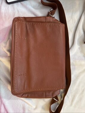 Men's Tan Leather Messenger Bag with Adjustable Strap